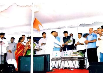 विविध मान्यवरांना निवेदन देतांना आणि सत्कार करतांना_page-0001