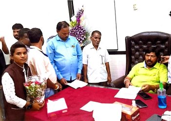 विविध मान्यवरांना निवेदन देतांना आणि सत्कार करतांना_page-0002