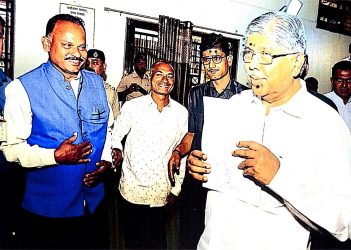 विविध मान्यवरांना निवेदन देतांना आणि सत्कार करतांना_page-0003